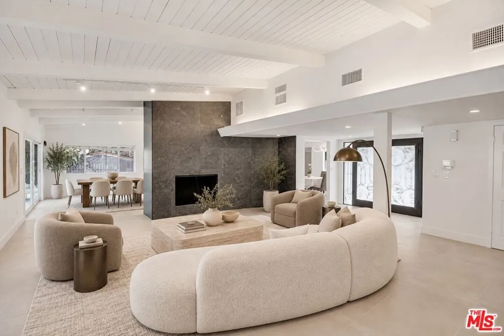 16047 Meadowcrest Road Sherman Oaks, CA 91403