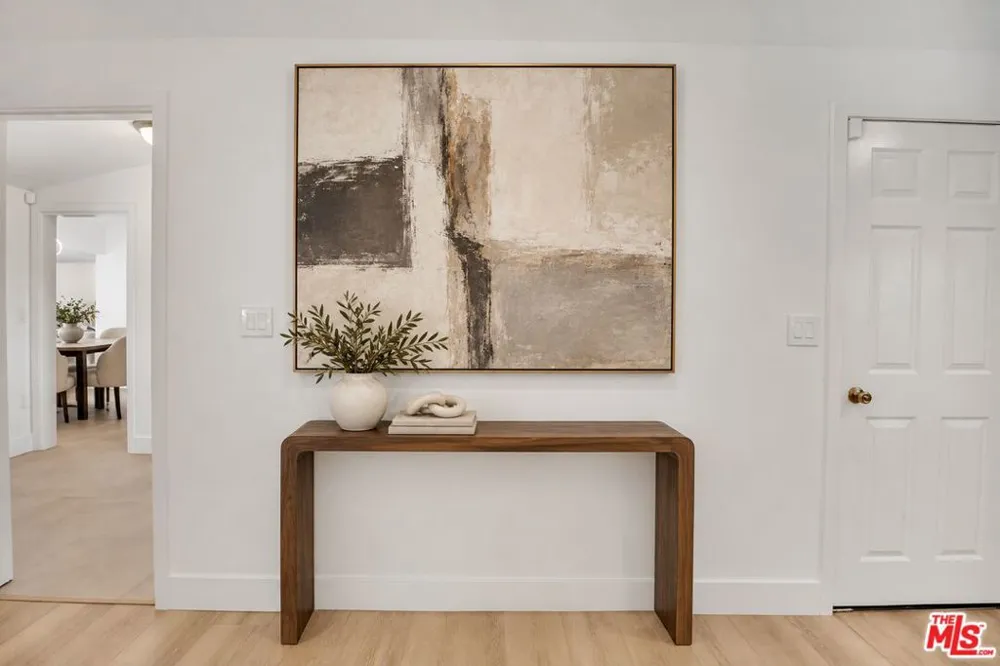 16047 Meadowcrest Road Sherman Oaks, CA 91403