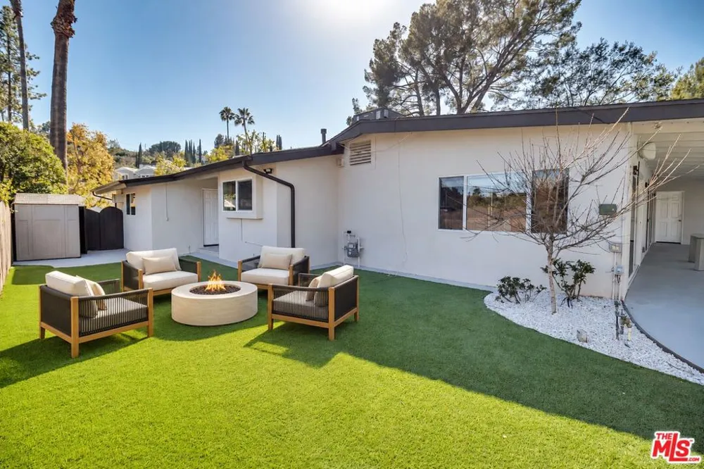 16047 Meadowcrest Road Sherman Oaks, CA 91403