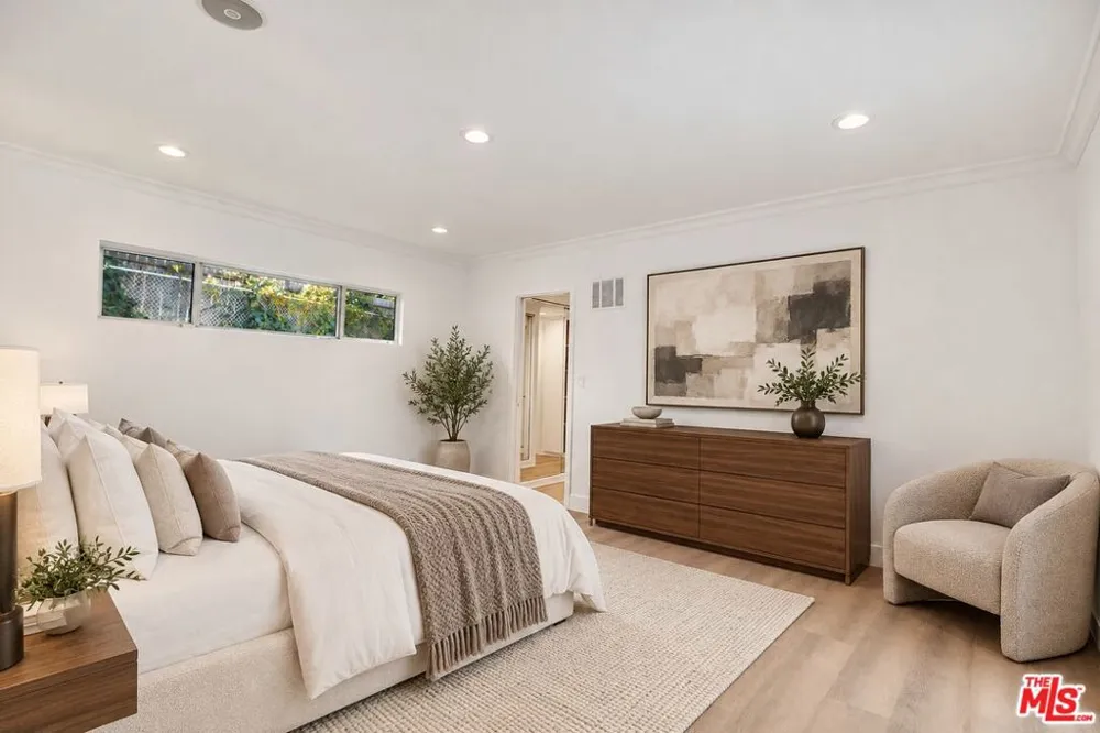 16047 Meadowcrest Road Sherman Oaks, CA 91403