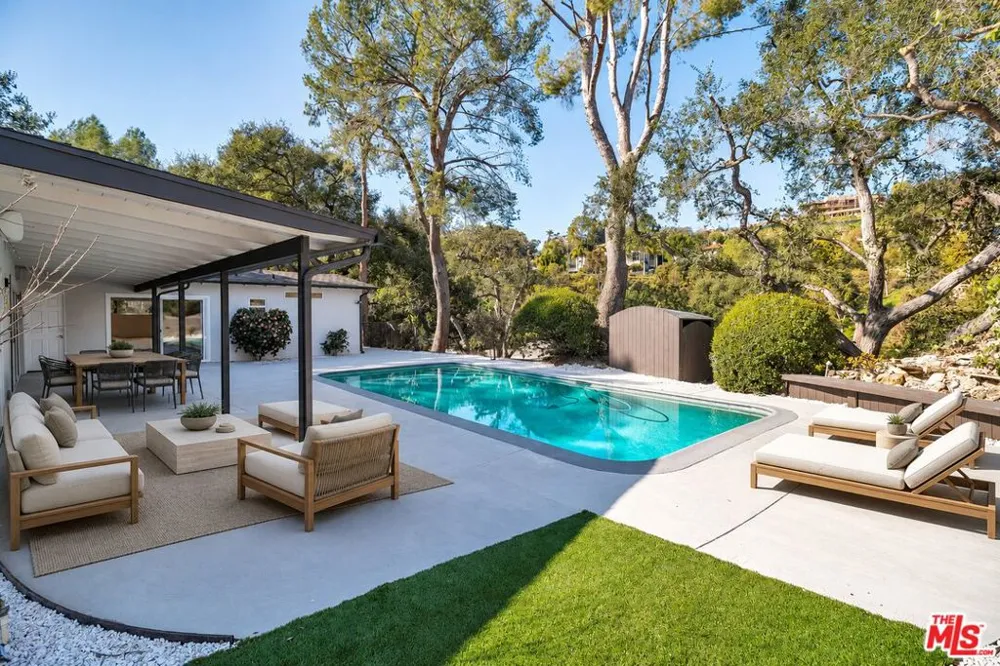 16047 Meadowcrest Road Sherman Oaks, CA 91403