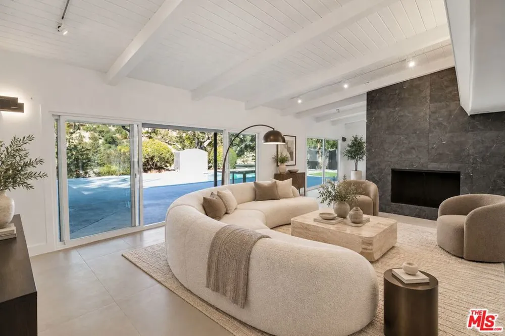 16047 Meadowcrest Road Sherman Oaks, CA 91403