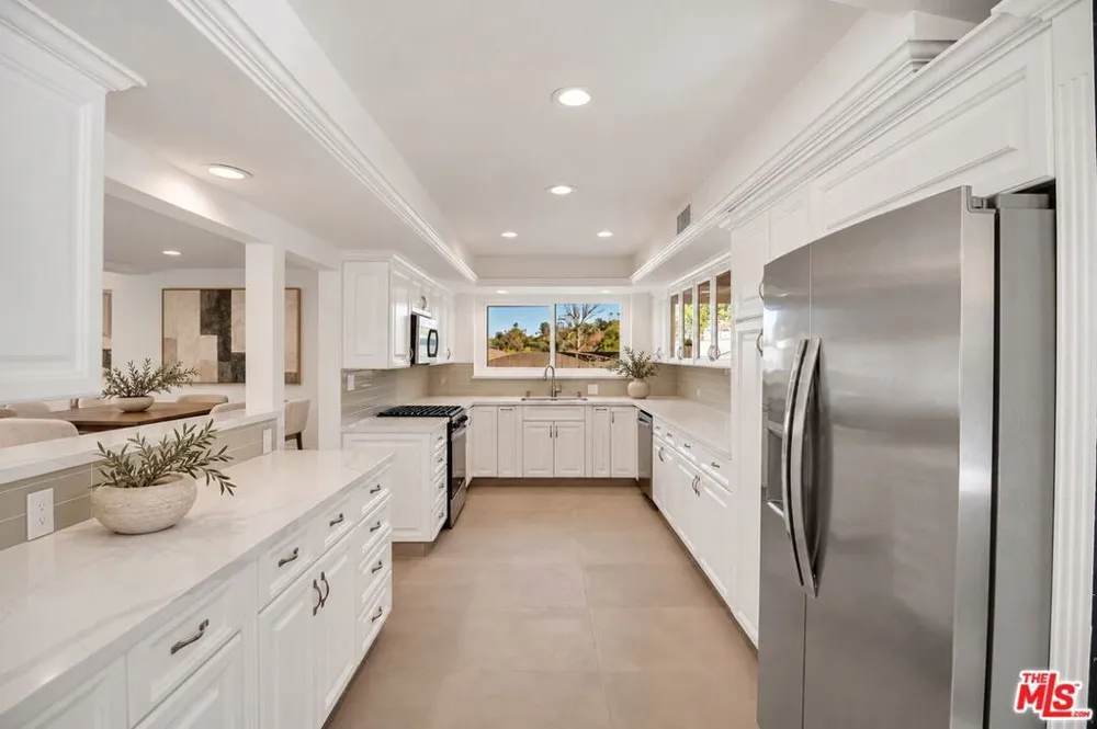 16047 Meadowcrest Road Sherman Oaks, CA 91403