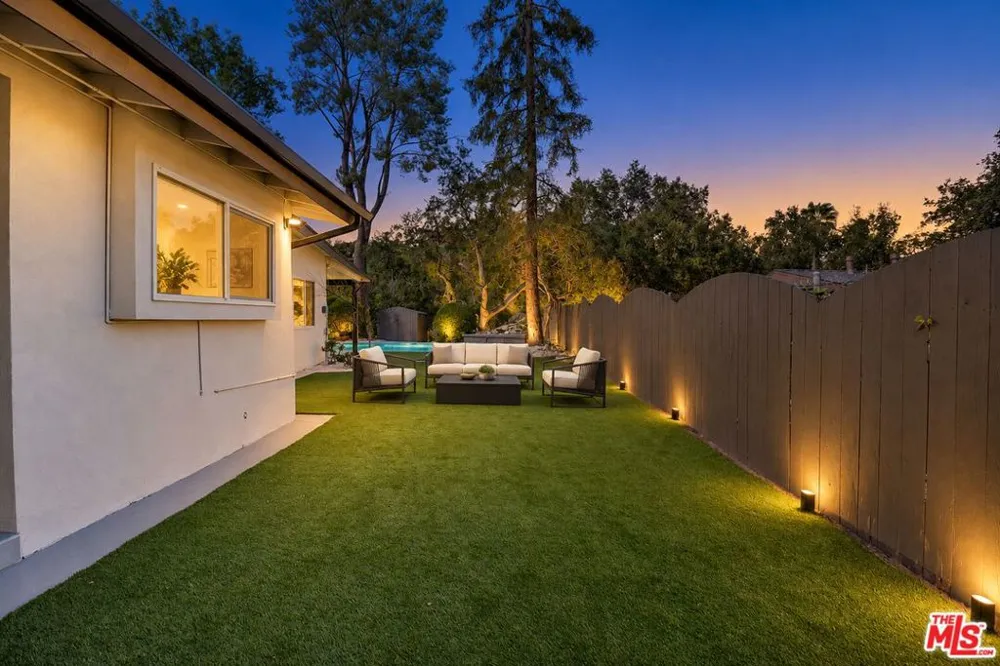 16047 Meadowcrest Road Sherman Oaks, CA 91403