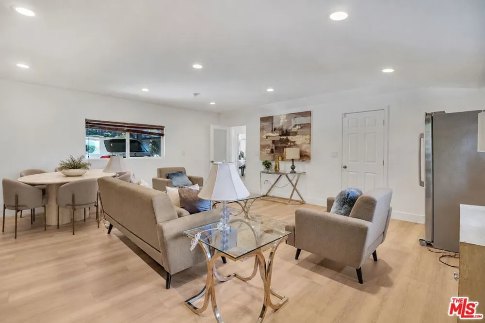 16047 Meadowcrest Road Sherman Oaks, CA 91403