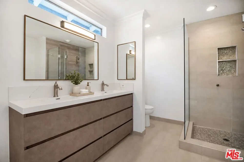 16047 Meadowcrest Road Sherman Oaks, CA 91403