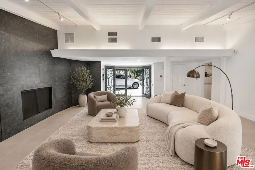 16047 Meadowcrest Road Sherman Oaks, CA 91403