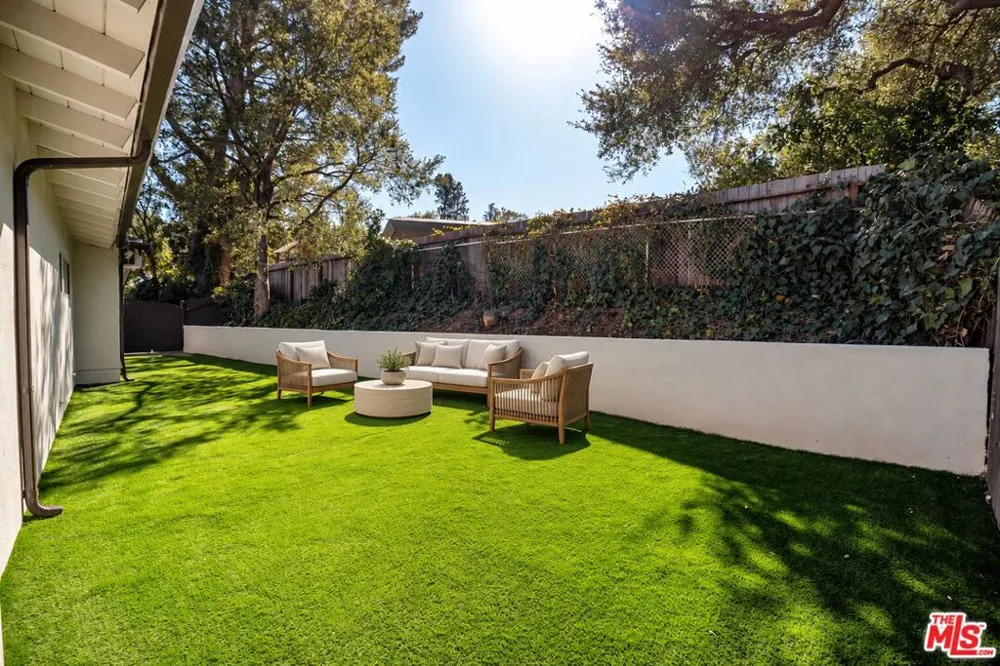 16047 Meadowcrest Road Sherman Oaks, CA 91403