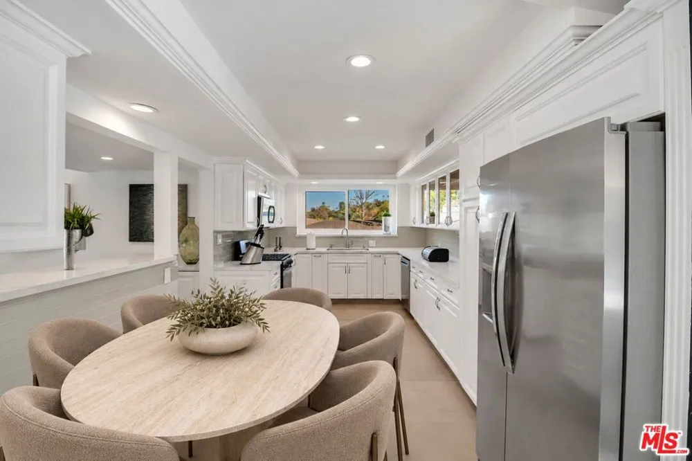16047 Meadowcrest Road Sherman Oaks, CA 91403