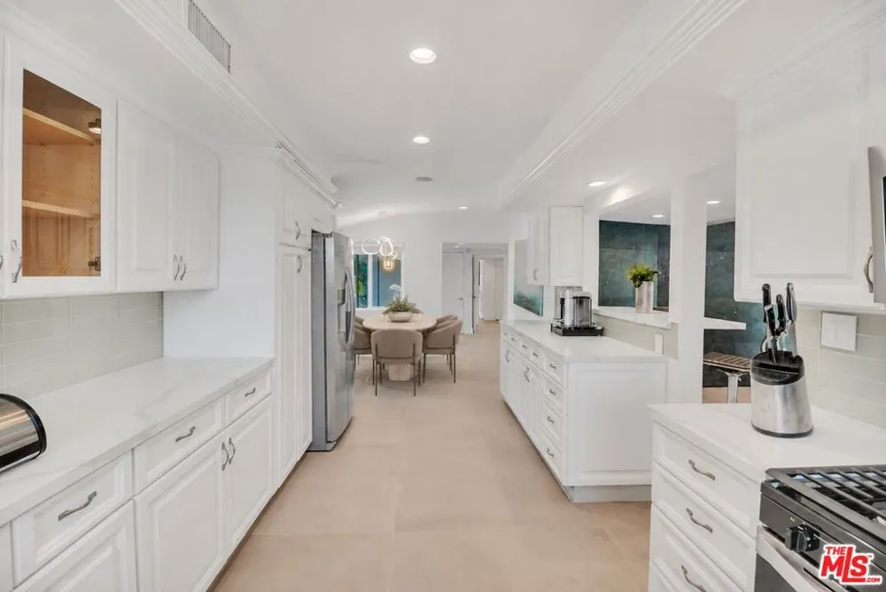 16047 Meadowcrest Road Sherman Oaks, CA 91403
