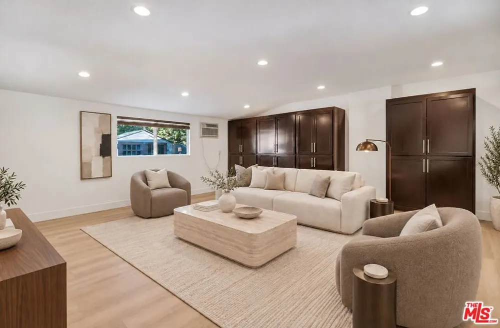16047 Meadowcrest Road Sherman Oaks, CA 91403