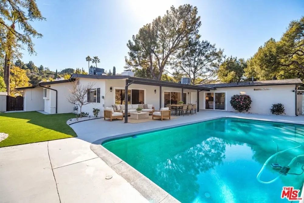 16047 Meadowcrest Road Sherman Oaks, CA 91403