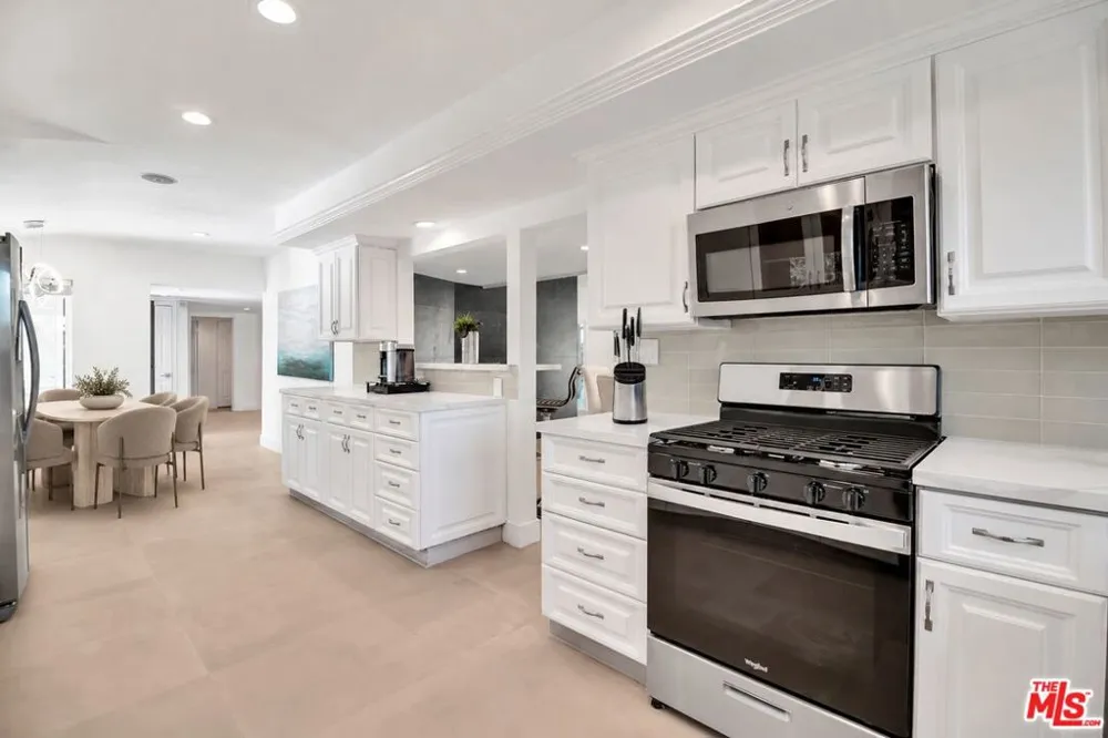 16047 Meadowcrest Road Sherman Oaks, CA 91403