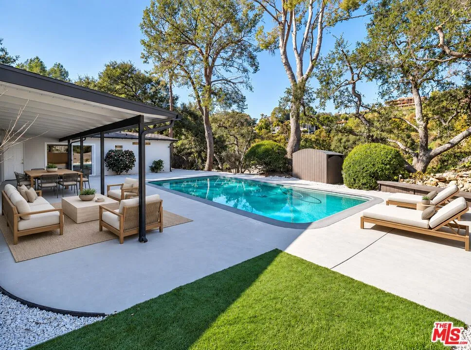 16047 Meadowcrest Road Sherman Oaks, CA 91403