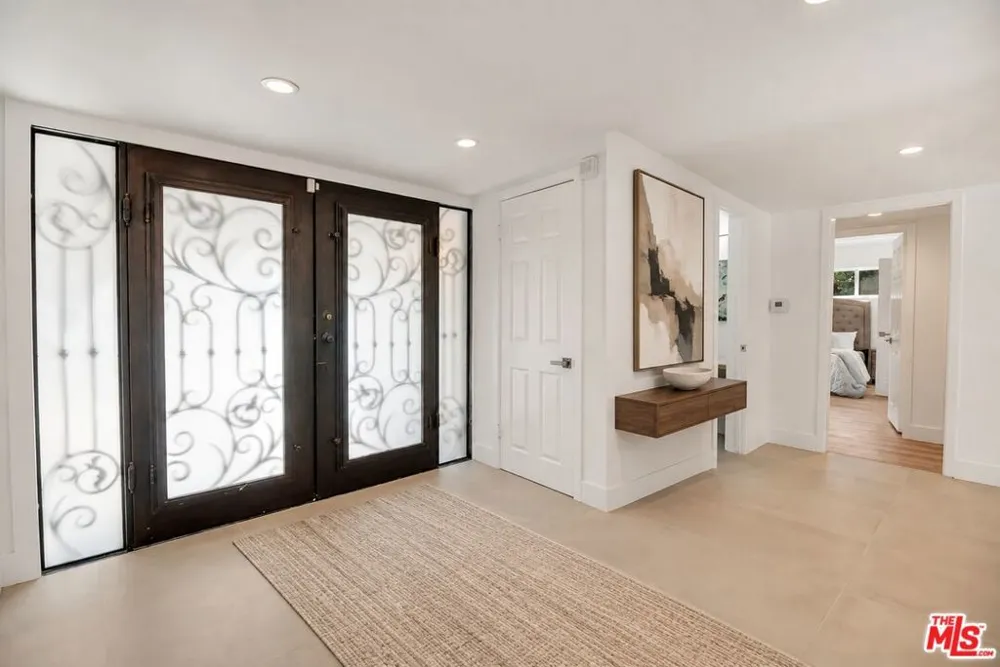 16047 Meadowcrest Road Sherman Oaks, CA 91403