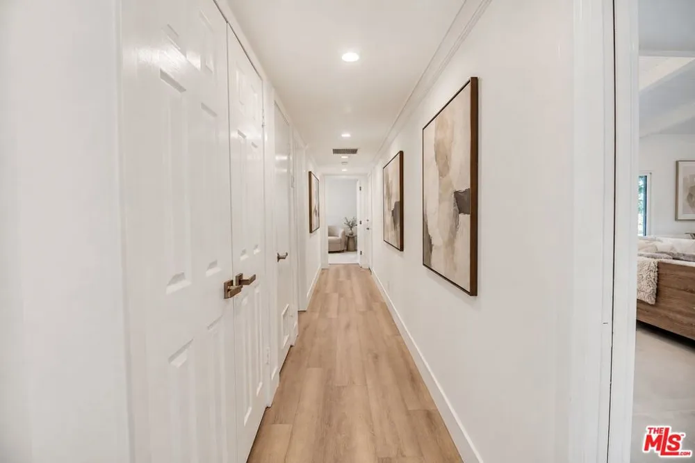 16047 Meadowcrest Road Sherman Oaks, CA 91403