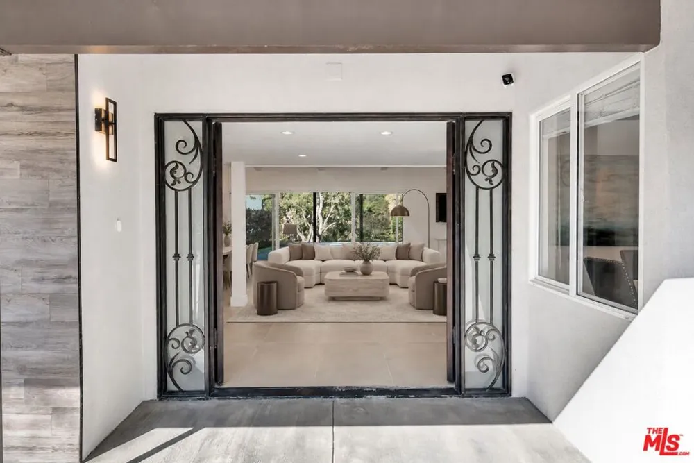 16047 Meadowcrest Road Sherman Oaks, CA 91403