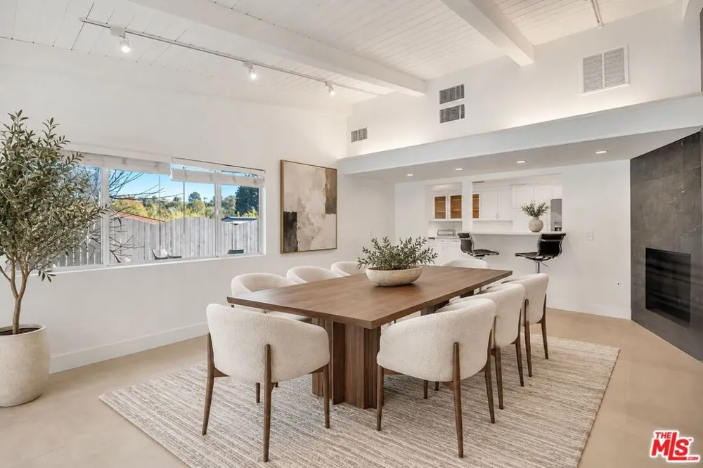 16047 Meadowcrest Road Sherman Oaks, CA 91403