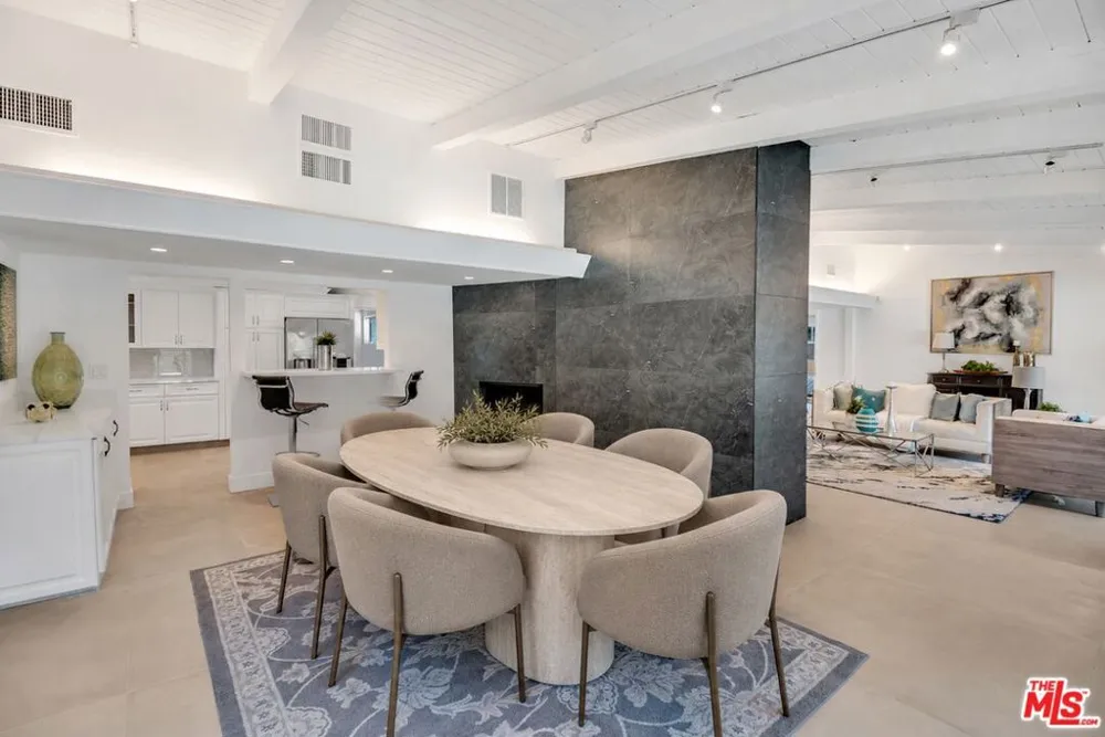 16047 Meadowcrest Road Sherman Oaks, CA 91403