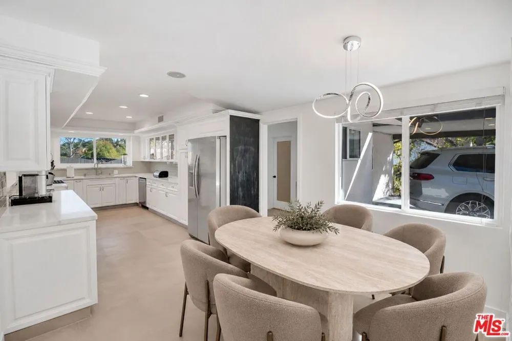 16047 Meadowcrest Road Sherman Oaks, CA 91403