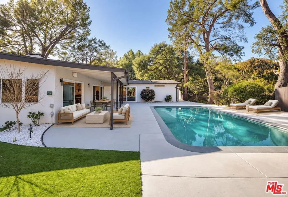 16047 Meadowcrest Road Sherman Oaks, CA 91403