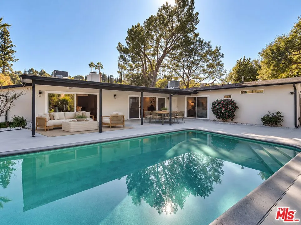 16047 Meadowcrest Road Sherman Oaks, CA 91403