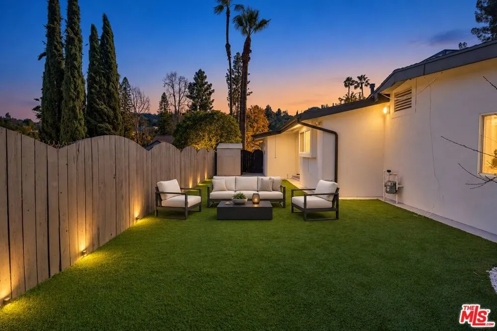 16047 Meadowcrest Road Sherman Oaks, CA 91403