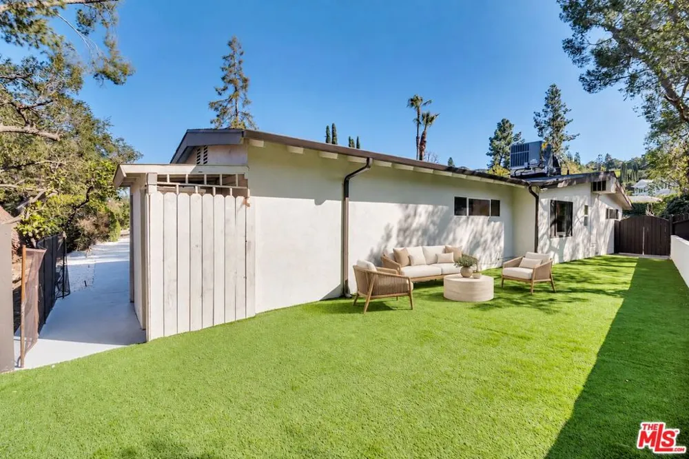 16047 Meadowcrest Road Sherman Oaks, CA 91403