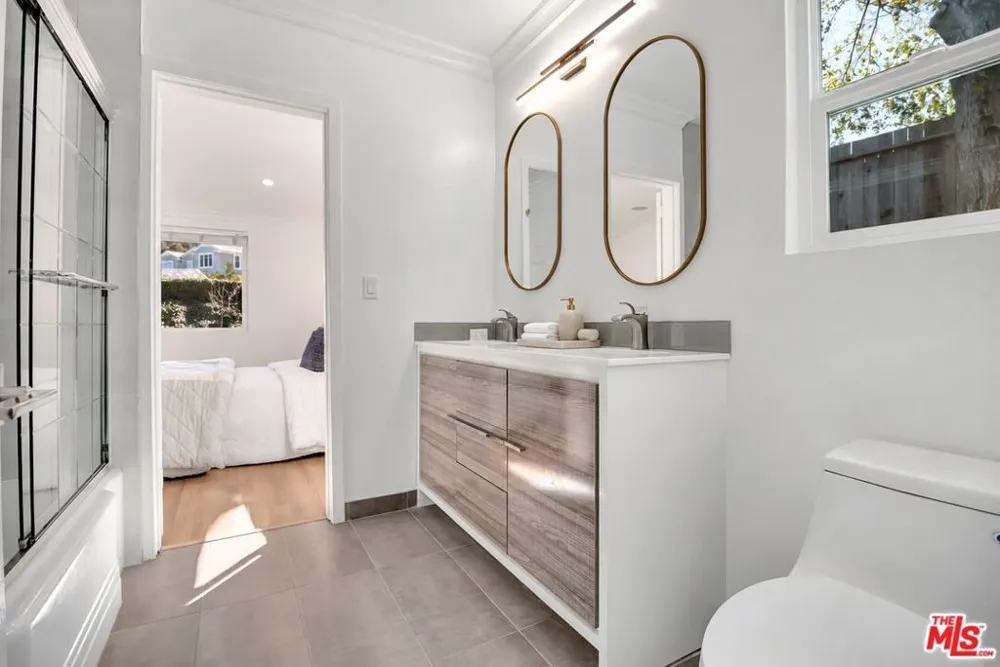 16047 Meadowcrest Road Sherman Oaks, CA 91403