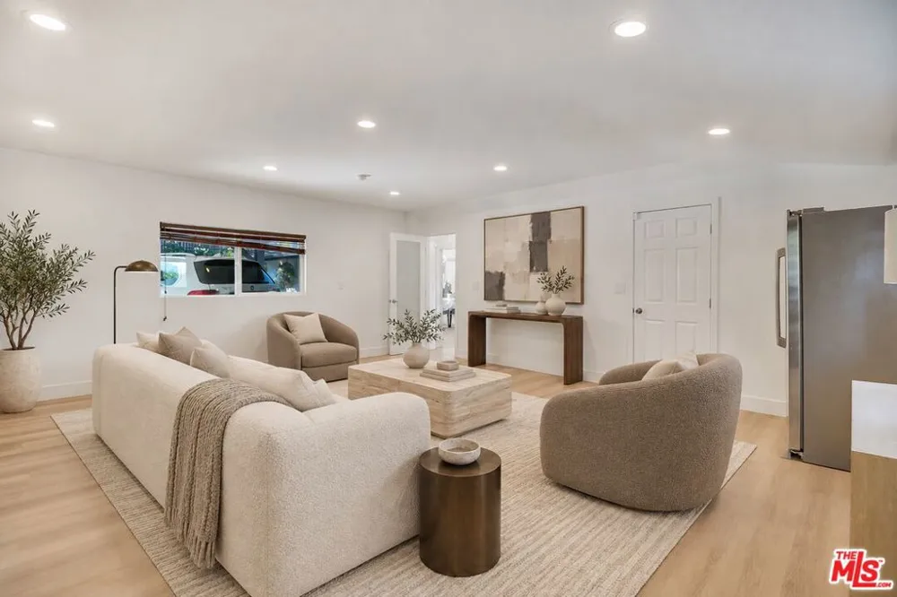 16047 Meadowcrest Road Sherman Oaks, CA 91403