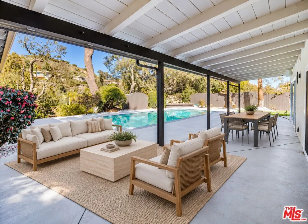 16047 Meadowcrest Road Sherman Oaks, CA 91403