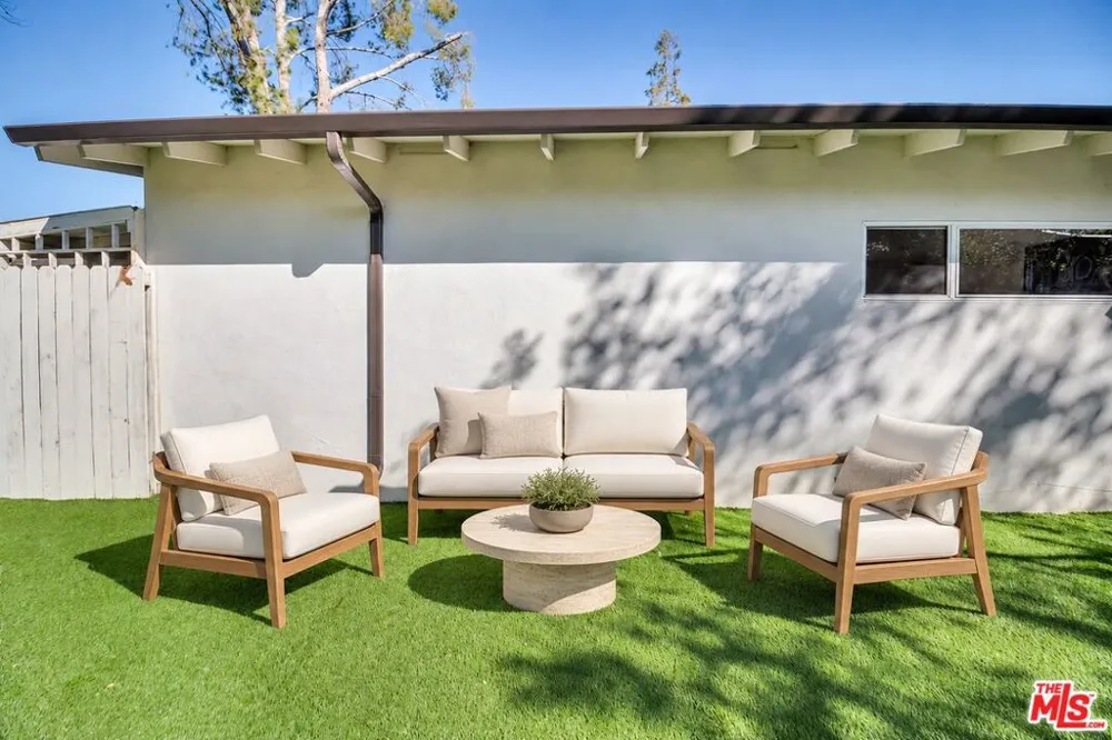 16047 Meadowcrest Road Sherman Oaks, CA 91403