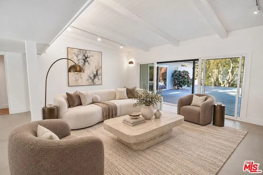 16047 Meadowcrest Road Sherman Oaks, CA 91403