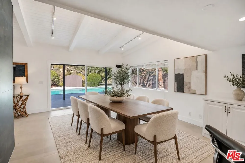 16047 Meadowcrest Road Sherman Oaks, CA 91403