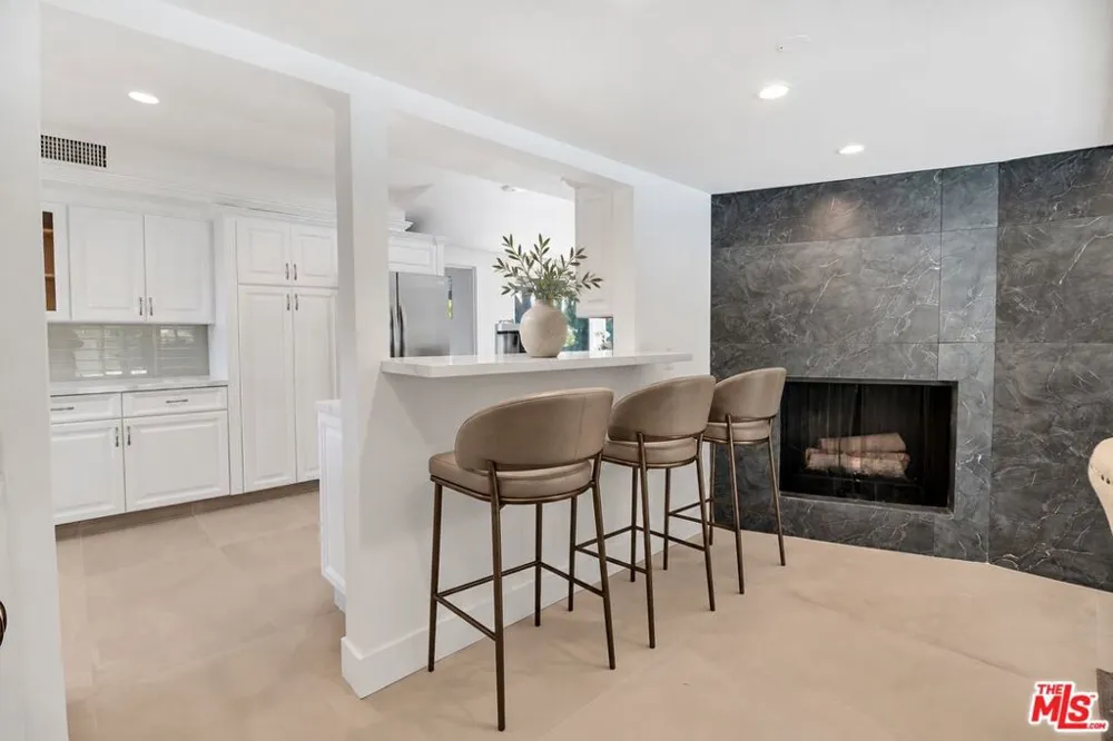 16047 Meadowcrest Road Sherman Oaks, CA 91403