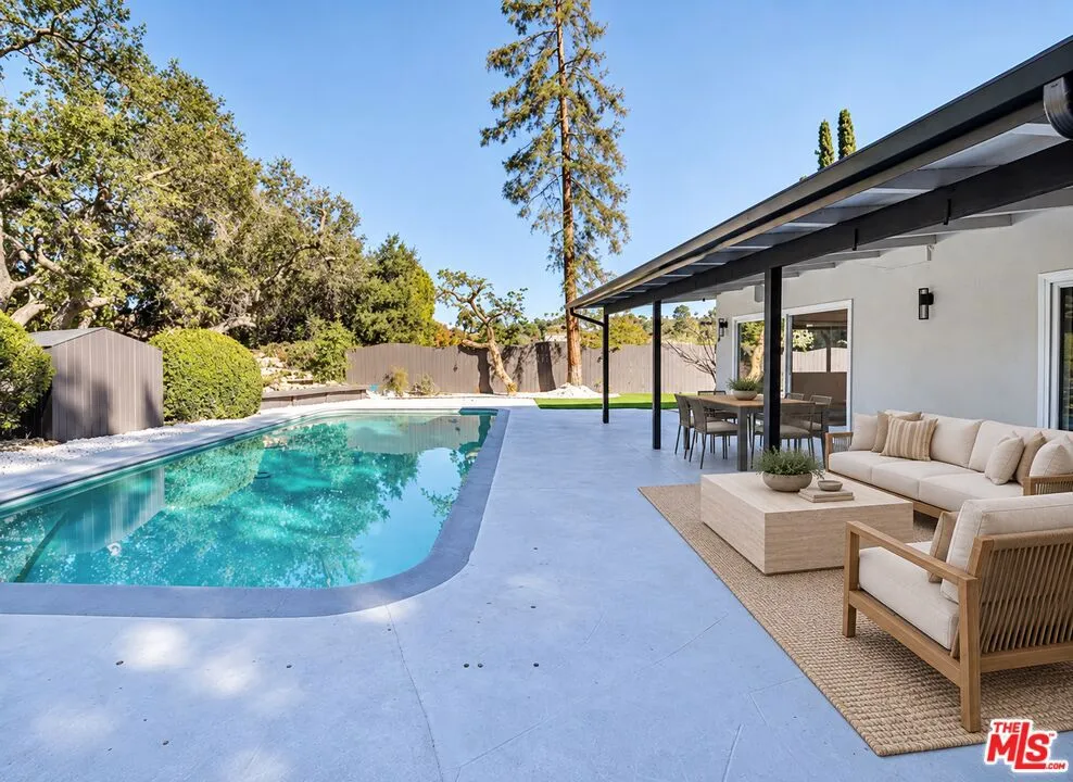 16047 Meadowcrest Road Sherman Oaks, CA 91403