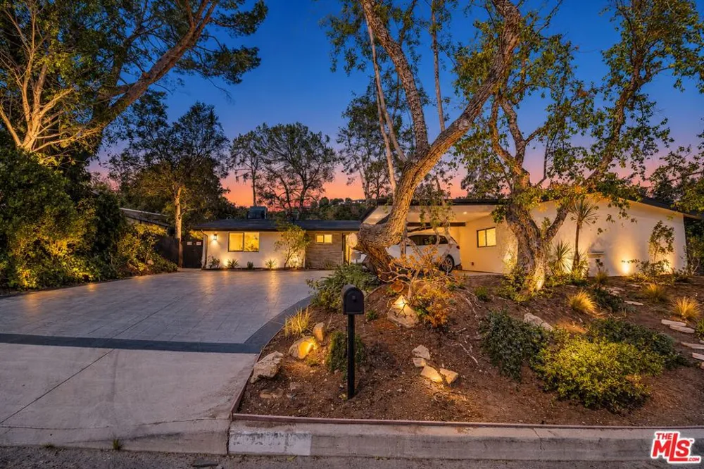 16047 Meadowcrest Road Sherman Oaks, CA 91403