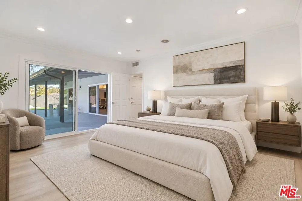 16047 Meadowcrest Road Sherman Oaks, CA 91403