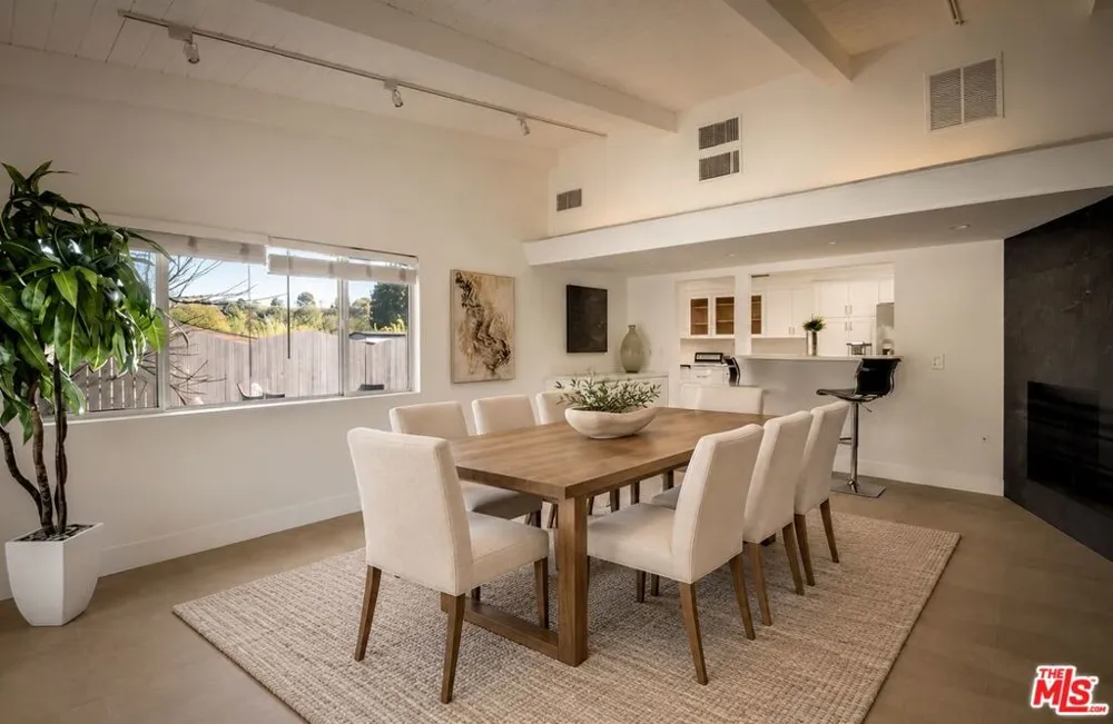 16047 Meadowcrest Road Sherman Oaks, CA 91403