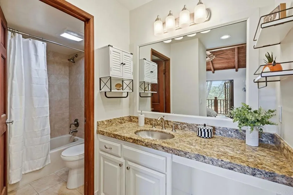 8608 Villa La Jolla Drive #4 La Jolla, CA 92037