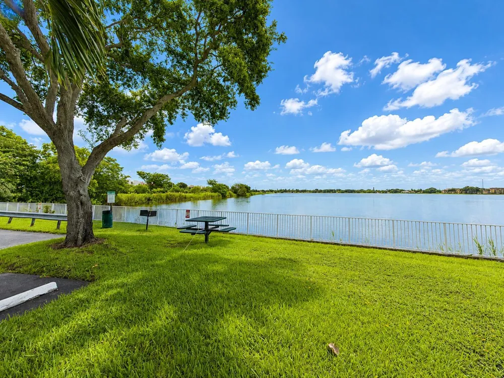 2831 Oakland Forest Drive #101 Oakland Park, FL 33309