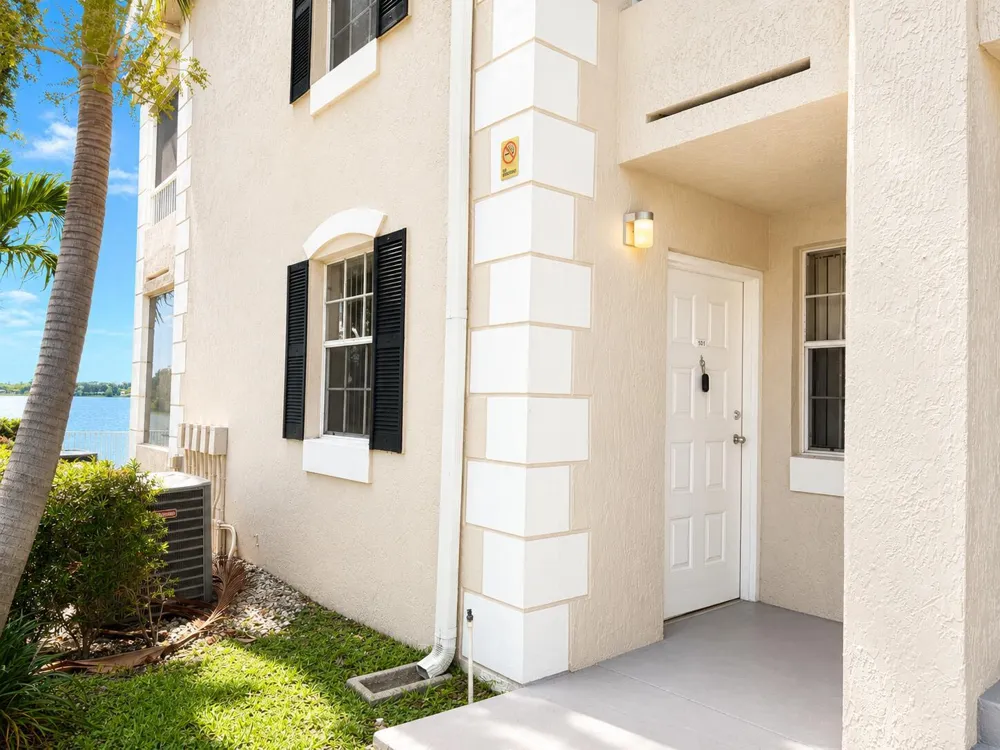 2831 Oakland Forest Drive #101 Oakland Park, FL 33309