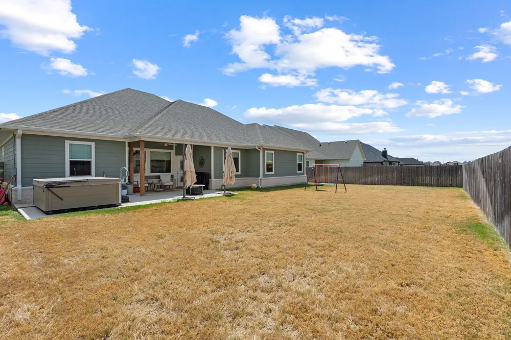 805 Forward Pass Drive Hewitt, TX 76643