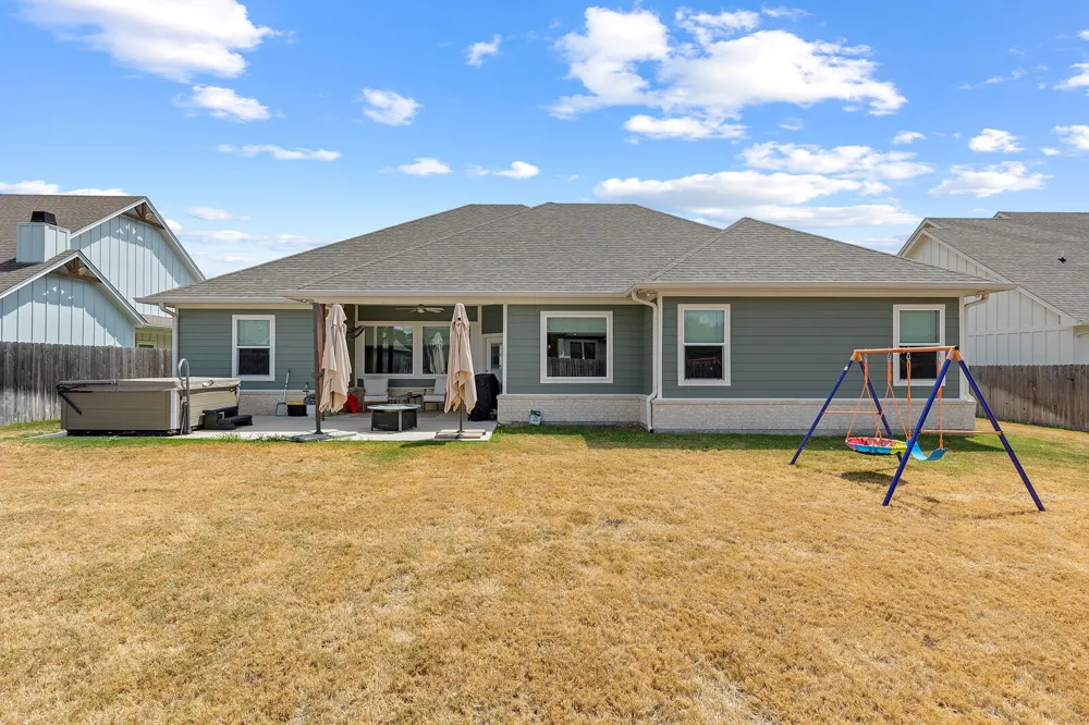805 Forward Pass Drive Hewitt, TX 76643