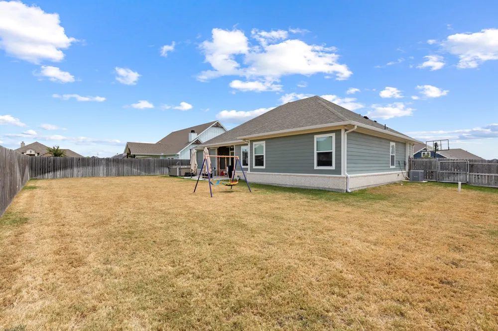 805 Forward Pass Drive Hewitt, TX 76643