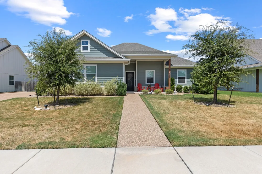 805 Forward Pass Drive Hewitt, TX 76643