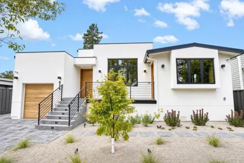 979 Lawrence Lane