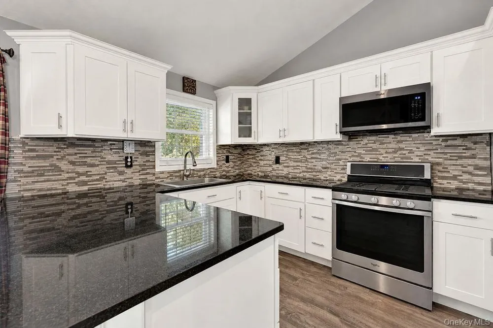 41 Linden Lane Shirley, NY 11967
