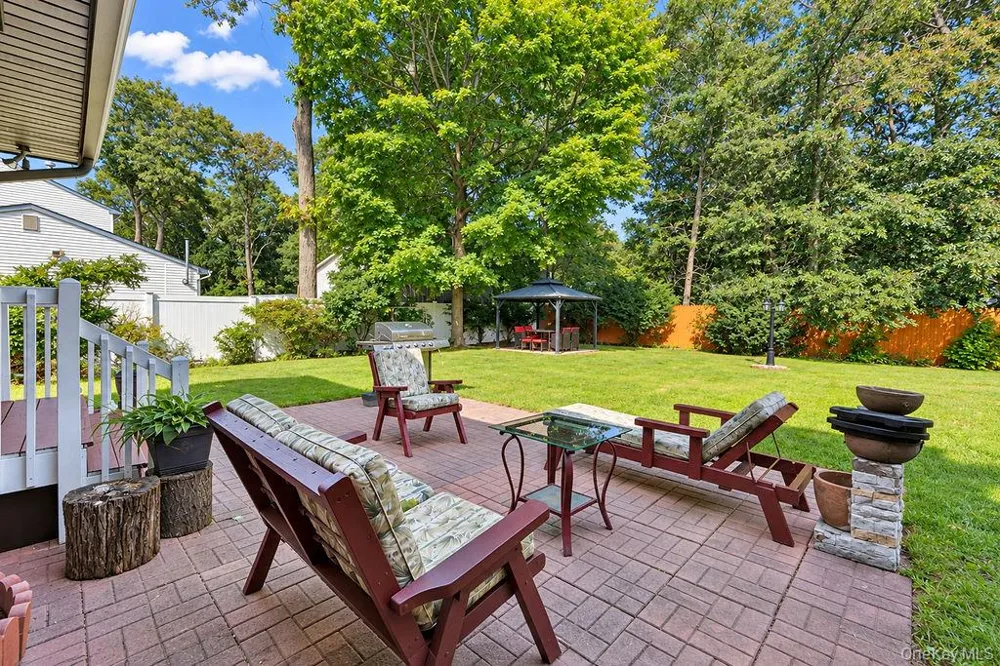 41 Linden Lane Shirley, NY 11967