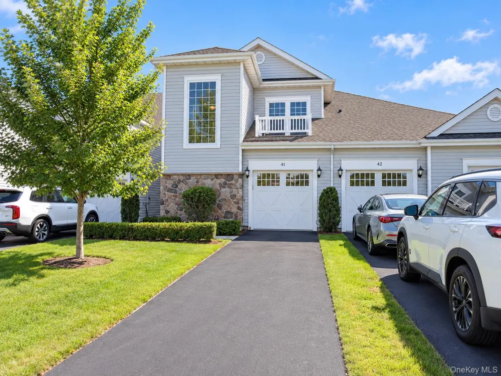 41 Greentree Court Shirley, NY 11967